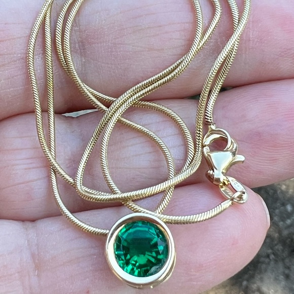 VINTAGE 14K YELLOW GOLD SYNTHETIC EMERALD SOLITAIRE PENDANT SNAKE CHAIN NECKLACE - Picture 6 of 16